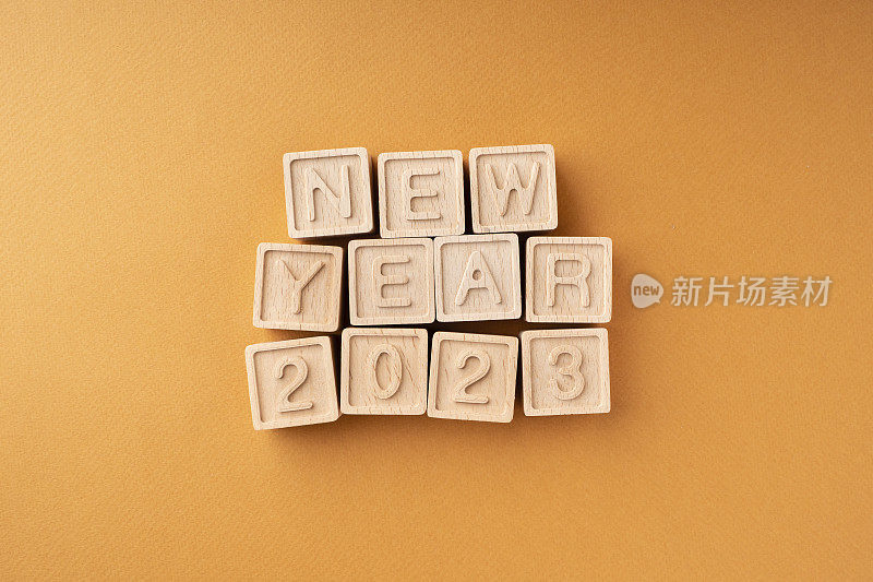 用木块做成的扁平新年作品，上面写着“New Year 2023”。圣诞节的概念。寒假贺卡。布局,平